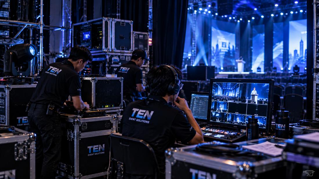 Tim produksi event bekerja di lapangan