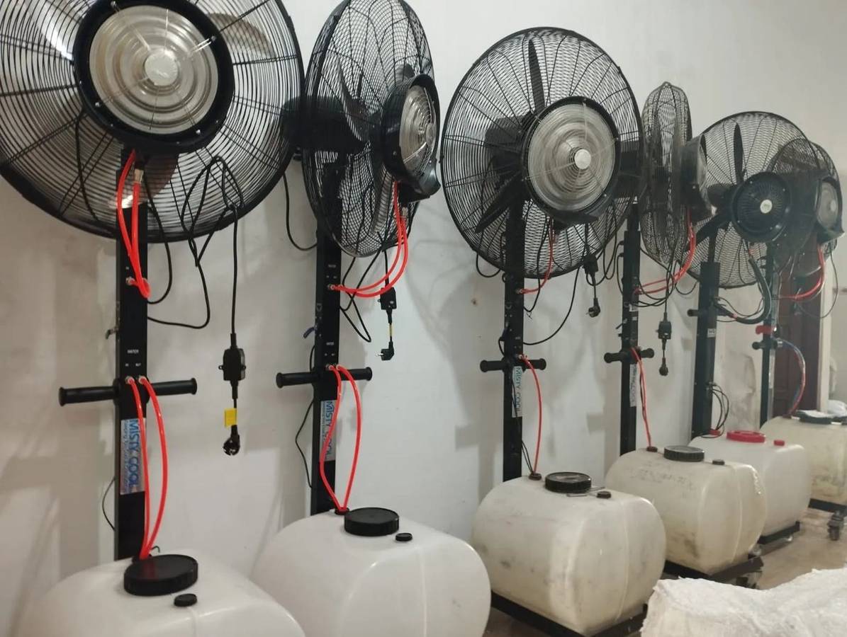 Misty fan digunakan untuk sirkulasi udara di area tenda event